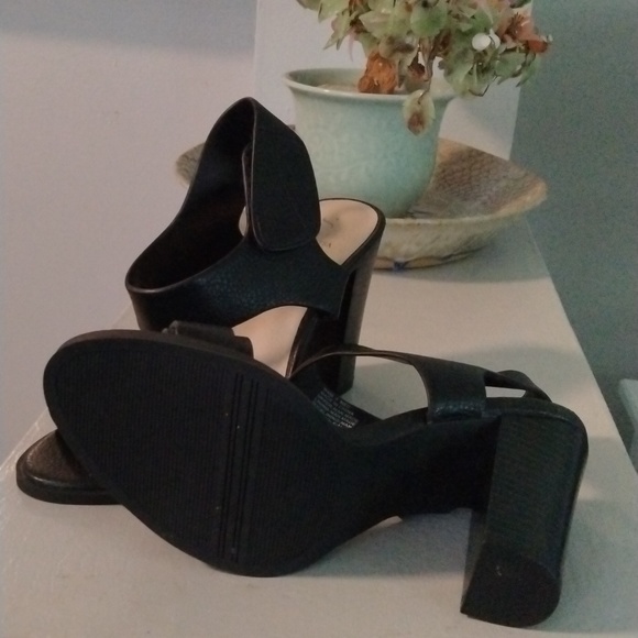 Vera Wang heel dress sandals - Picture 3 of 5